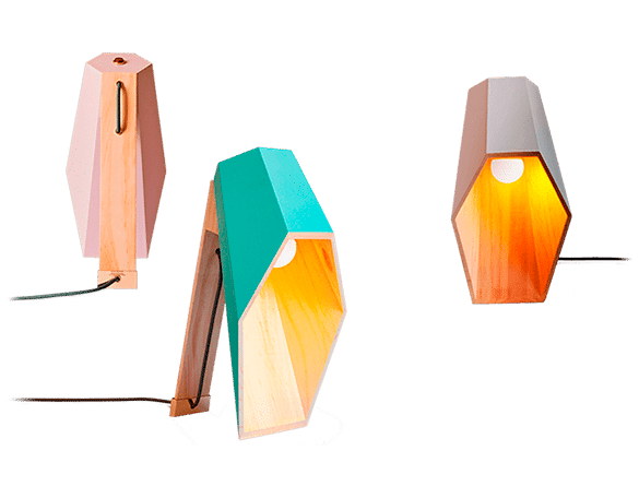 Moderne Holzlampe mit buntem Lampenschirm, energiesparend und stilvoll für Wohnräume.
