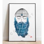 Inspiratives Kunstposter mit Meeresthema und Zitat in Blau und Schwarz, modernem Design.