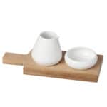 Hochwertiges weißes Keramik-Set auf Holztablett, stilvoll und modern. Perfekt für Servieren und Deko.
