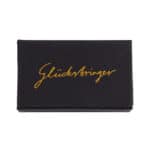 Glücksbringer in schwarzer Box, symbolischer Glücksbringer für positive Energie und Erfolg.