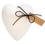 Herzförmiges Geschenk mit Schleife und Glückwunschkarte, ideal für besondere Anlässe.