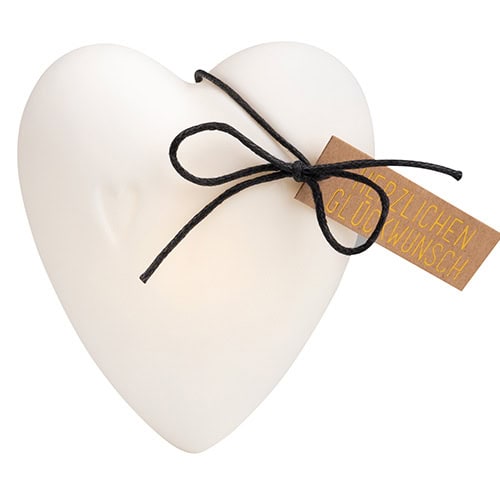 Herzförmiges Geschenk mit Schleife und Glückwunschkarte, ideal für besondere Anlässe.