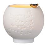 Elegante weiße Keramikvase mit Blumendekor und Vogel-Detail, handgefertigt, ideal für Dekorationen.