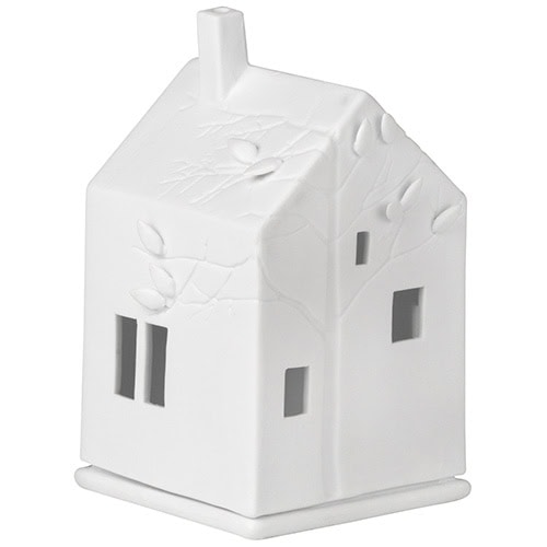 Ein weißes Keramik-Haus mit Baum- und Blättermotiv, dekoratives Wohnaccessoire.