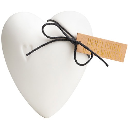 Herzförmiges weißes Geschenk mit Schleife und Grußkarte, ideal für besondere Anlässe.