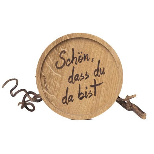 Schön, dass du da bist - Holzscheibe mit handgeschriebenem Willkommensgruß.
