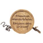 Hölzerne Scheibe mit Zitat über Prinzessinnen und Königinnen, dekorativ und naturverbunden.