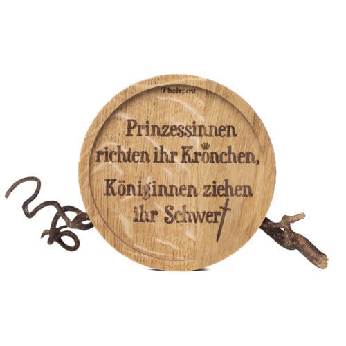 Hölzerne Scheibe mit Zitat über Prinzessinnen und Königinnen, dekorativ und naturverbunden.