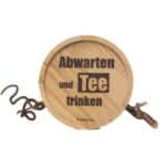 Abwarten und Tee trinken Holzschild mit Zweig für Garten oder Hausdekoration.