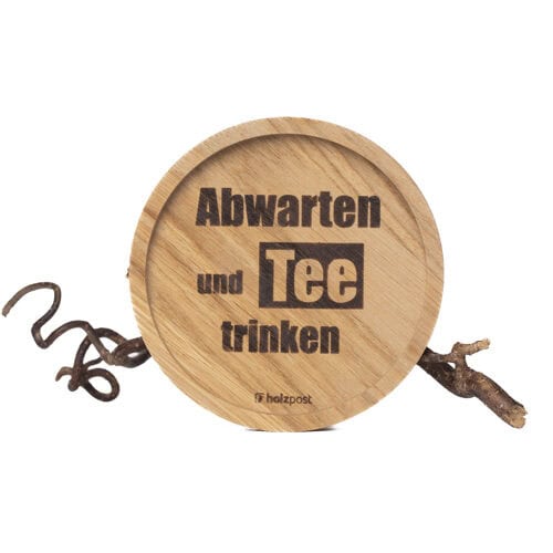 Abwarten und Tee trinken Holzschild mit Zweig für Garten oder Hausdekoration.