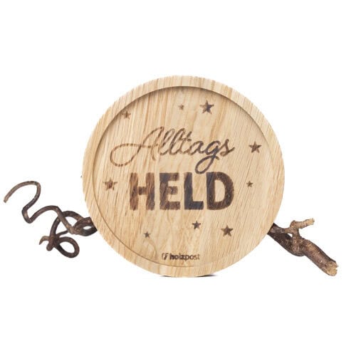 Holzscheibe mit "Alltags Held" Gravur und Naturzweig, rustikaler Dekorationsartikel.
