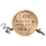Entspannter Holzschild mit Aufschrift "LIFE is better at the BEACH" und Palmenmotiv, ideal für Stran.
