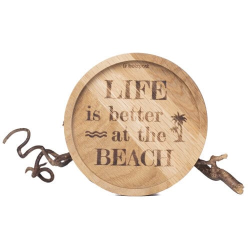 Entspannter Holzschild mit Aufschrift "LIFE is better at the BEACH" und Palmenmotiv, ideal für Stran.