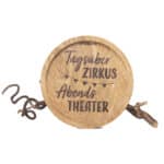 Holzmedaille mit Zirkus- und Theaterthema, handgefertigt, rustikaler Stil.