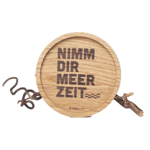 Einzigartige Holzscheibe mit dem Spruch "Nimm dir Meer Zeit" und Muscheln, ideal für maritime Dekora.