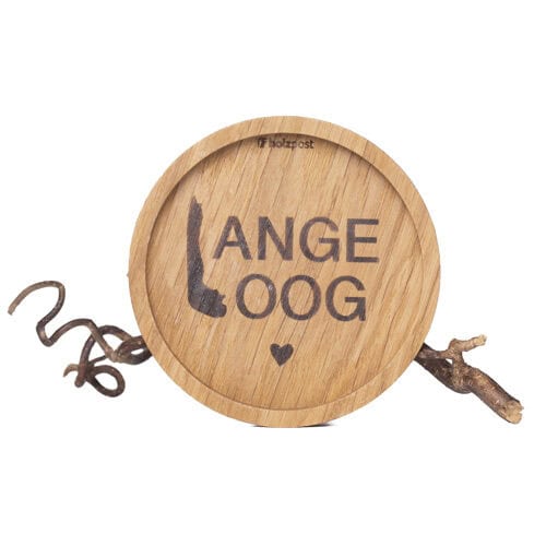 Ein Holzschild mit dem Schriftzug "LANGE OOG" und einem kleinen Herz, verbunden mit einem Zweig und.