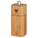 Holz Salz- und Pfefferstreuer mit Herzmotiv, nachhaltiges Küchenaccessoire.