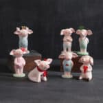 Schwein Figuren aus Keramik mit Herz- und Glückssymbolen, dekoratives Set für Zuhause.