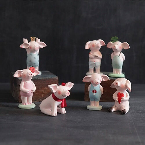 Schwein Figuren aus Keramik mit Herz- und Glückssymbolen, dekoratives Set für Zuhause.