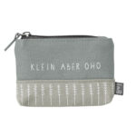 Kleine graue Tasche mit Reißverschluss und Text "KLEIN ABER OHO" für stilvollen Alltag.