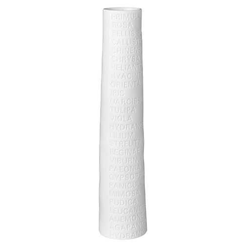 Ein eleganter weißer Kerzenhalter mit floralem Schriftmuster, ideal für Dekoration und Ambiente.