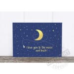 Der Mond mit Sternen und der Text "I love you to the moon and back" auf einer blauen Karte.
