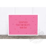 Liebevolle pinke Botschaftstafel mit Herzmotiven, romantisch und motivierend.