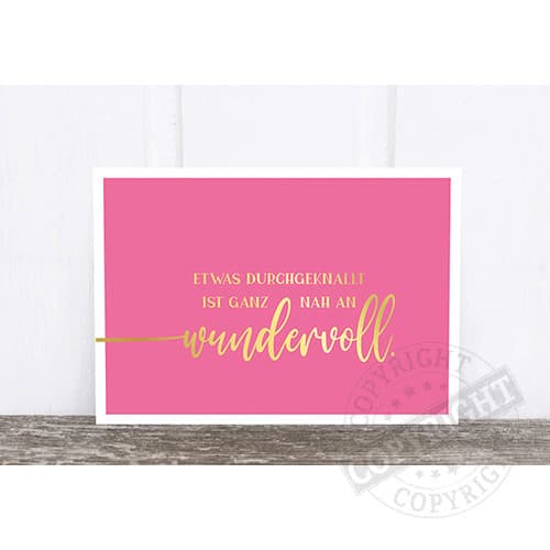 Ein inspirierendes rosa Poster mit goldener Schrift, das die Bedeutung von Durchhaltevermögen betont.