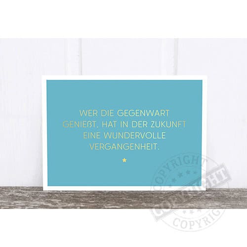 Inspirierendes Zitat auf blauer Wandtafel, moderne Wanddekoration.
