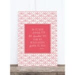 Ein inspirierendes Zitat auf einer rosa Karte mit Herzmotiven, ideal für Gesundheit und Glück.