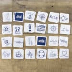 Abenteuerliche Spielkarten mit Seemotiv, Leuchtturm, Kompass und Meerestieren für maritime Themen.