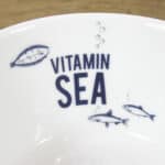 VITAMIN SEA Schale mit Fischen und Meeresmotiven, ideal für Meeresliebhaber und Vitamin-Boost.