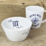 VITAMIN MEER Schale und Tasse mit Meeresmotiven und Sprüchen, ideal für Meeresliebhaber.