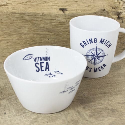 VITAMIN MEER Schale und Tasse mit Meeresmotiven und Sprüchen, ideal für Meeresliebhaber.