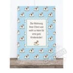 Kleines Kinderzimmer mit lustigem Hoppelhasen-Motiv und Spruch über zu kleine Wohnung für Kinderstub.