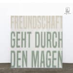 Freundschaft geht durch den Magen - inspirierende Botschaft in moderner Typografie.