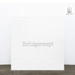 Erfolgsrezept auf weißer Wand mit Schriftzug, Business, Erfolg, Motivation.