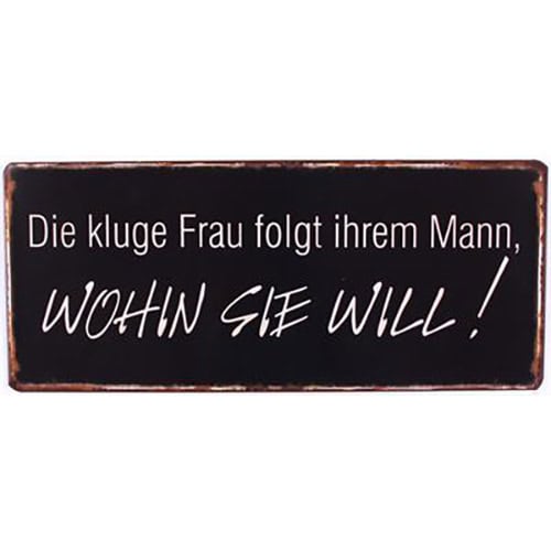 Intelligente Frau folgt ihrem Mann, wohin sie will, humorvolles Sprichwort auf schwarzer Tafel.