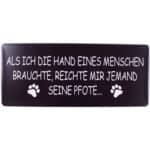 Lustiges Holzschild mit Spruch über Freundschaft und Hundepfoten, schwarz mit weißer Schrift.