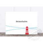 Heimathafen mit Leuchtturm, Symbol für Zuhause und Orientierung.
