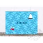 Ein Bild mit Wasserwellen, einem Segelboot und einem Schwimmreifen, mit dem Text "Ich will Meer!".