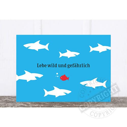 Aussagekräftiges Bild mit Haien und rotem Fisch, Warnhinweis: Leben wild und gefährlich.