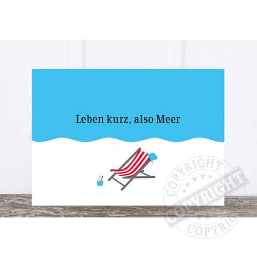 Entspannter Strandstuhl mit Wasser und Spritzern, Meerblick, Sommerurlaub, Erholung am Wasser, Urlau.