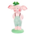 Hochwertige Schweinefigur mit grüner Klee-Ohrring und blauer Latzhose, dekoratives Tiermotiv für Zuh.