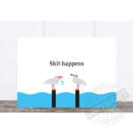 Hochwertiges, humorvolles Kunstwerk mit Kranichen, die auf Wasser stehen, mit dem Text "Shit happens.