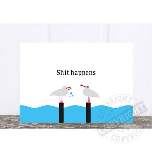 Hochwertiges, humorvolles Kunstwerk mit Kranichen, die auf Wasser stehen, mit dem Text "Shit happens.
