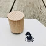 Holzstempel mit Pirat-Design auf Papier, kreative Bastelarbeit, handgefertigtes Druckwerk.