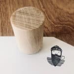 Holzstempel auf weißem Papier mit Fokko 1883 Logo, handgefertigtes Druckwerkzeug.
