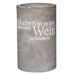 Der Spruch auf der Betonvase: "Das Leben ist zu kurz, um schlechten Wein zu trinken.".