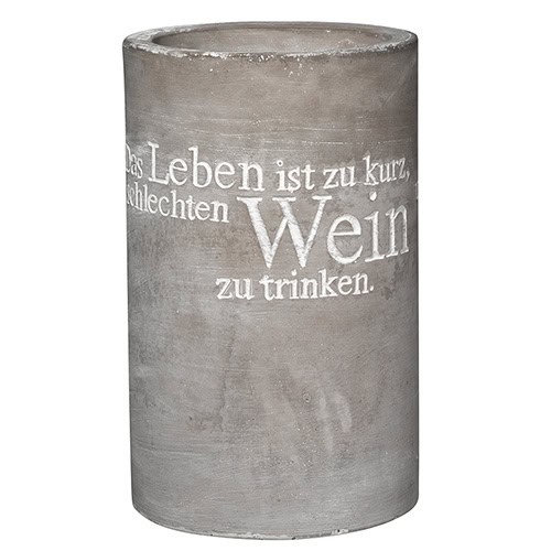 Der Spruch auf der Betonvase: "Das Leben ist zu kurz, um schlechten Wein zu trinken.".